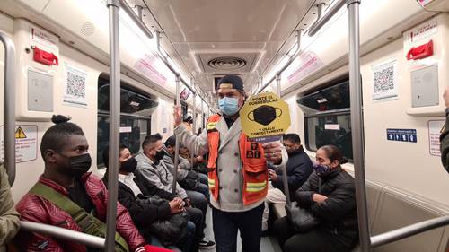 El Sistema de Transporte Colectivo Metro exhortó a los usuarios a acatar las recomendaciones emitidas por las autoridades sanitarias como uso obligatorio y correcto del cubrebocas y gel antibacterial, permanecer en silencio durante el viaje y toser o estornudar sobre el ángulo interno del codo para evitar la propagación de contagios de covid.