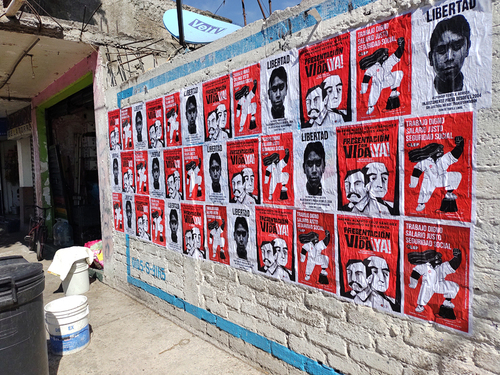 Pega de carteles exigiendo la aparición con vida de Gabriel Alberto Cruz Sánchez y Edmundo Reyes Amaya.  Comité Cerezo