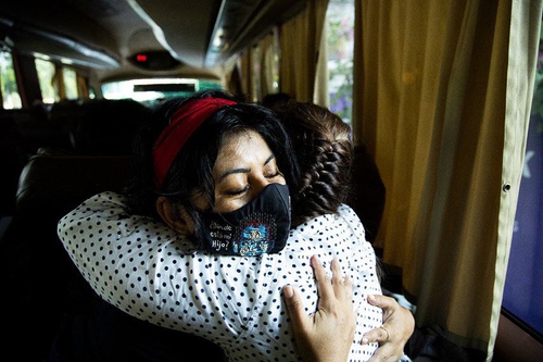 Abrazo de Vero y Faby, madres en búsqueda, Brigada Nacional de Búsqueda, 2021.  Verónica Rosas Valenzuela