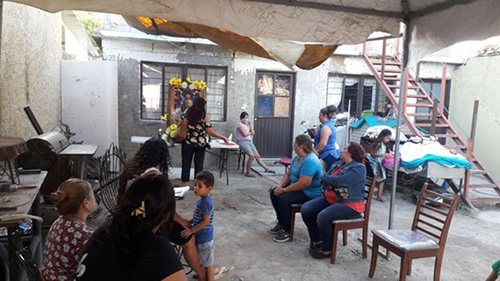 Rosario en casa de vecina del barrio de San Judas Tadeo, Piedras Negras, Coahuila.  Raúl González