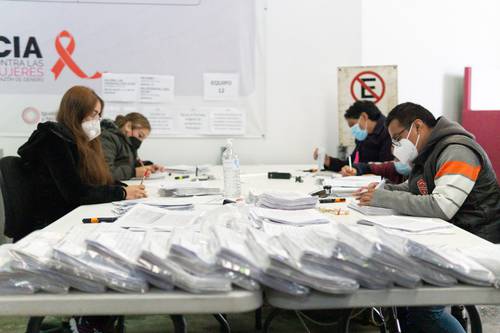 Conteo de las firmas de apoyo a la consulta de revocación de mandato en bodega de Mixcoac del INE, el martes pasado.