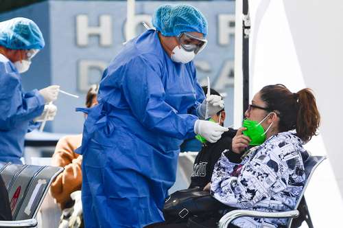 Trabajadores de salud toman muestras para pruebas de covid afuera del hospital Carlos Mac Gregor del IMSS.