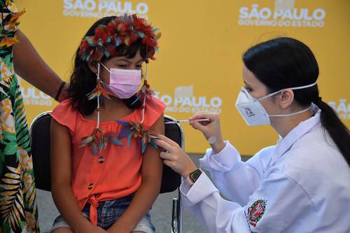  Una niña indígena recibe su primera dosis de Pfizer contra el covid-19 en un hospital de Sao Paulo, Brasil. Foto Afp