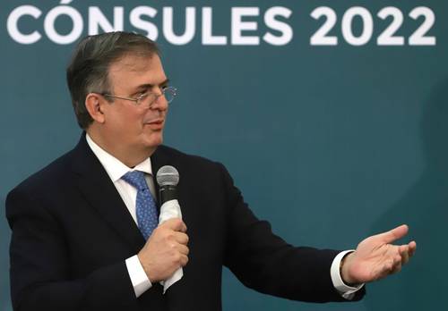 Demandar a fabricantes y distribuidores de armas de Estados Unidos le valieron el reconocimiento al canciller Marcelo Ebrard, en la imagen, ayer durante la reunión de embajadores y cónsules 2022.