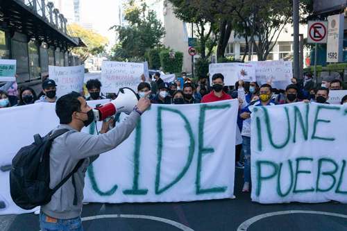 Los inconformes marcharon hacia el Parque Hundido sobre la avenida Insurgentes, en la Ciudad de México.