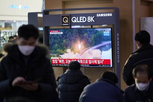 Corea del Norte disparó el viernes dos misiles balísticos, en una aparente represalia por las recientes sanciones de Washington. En la imagen, noticieros de Corea del Sur muestran videos de archivo sobre lanzamientos de proyectiles.