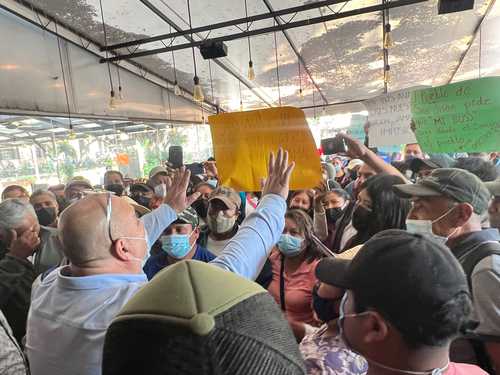 Pobladores de Tlacotenco retuvieron por más de una hora al director estatal de Transporte Público de Morelos, Eduardo Galaz, para exigirle que no se retire el servicio Mi Bus, de la empresa Pullman, y lo obligaron a marchar con ellos rumbo a las instalaciones de la Secretaría de Transporte, en Cuernavaca.