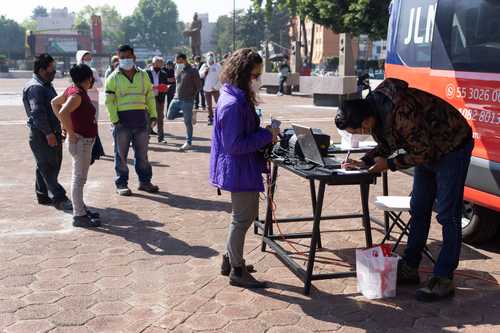 Con todo y que hay que pagar por la prueba en Benito Juárez, la fila es larga.