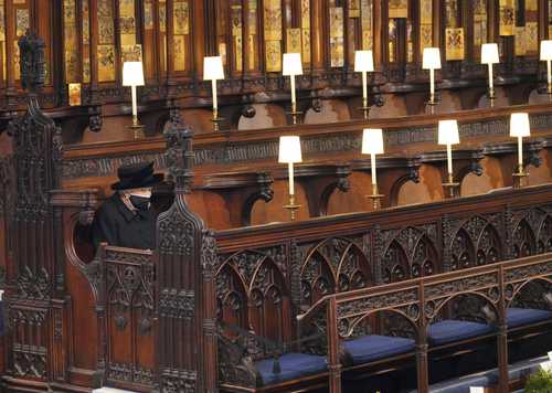 La reina Isabel II en la capilla de San Jorge durante el funeral de su esposo el príncipe Felipe en el Castillo de Windsor, Inglaterra.