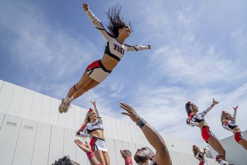 La porrista de Trinity Valley Community College, Maddie Volcik, en una escena de Cheer.