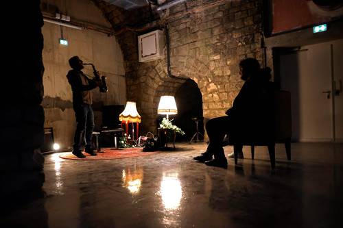 El músico Gael Horellou toca el saxofón en el club de Jazz La Gare en París.