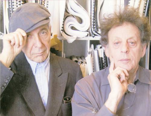  Imagen tomada del libro, en la que aparecen Leonard Cohen y Philip Glass captados hace 15 años por Lorca Cohen Foto 