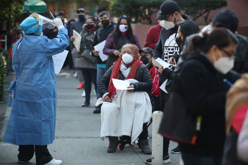 En el hospital Carlos Mac Gregor del IMSS, decenas de personas esperan turno para la prueba de detección de covid-19.