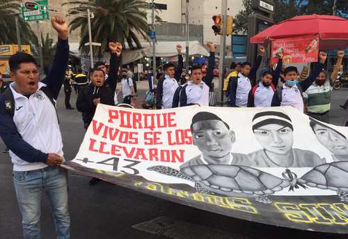 En imagen de noviembre pasado, marcha de familiares de los alumnos.