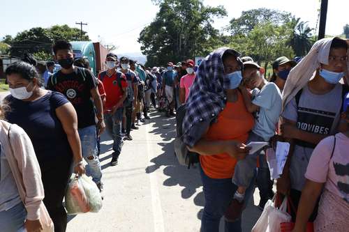 El Plan Puebla-Panamá proyectó seis refinerías en Centroamérica que nunca arrancaron y hoy su “triángulo norte” padece los estragos de la migración. En imagen de ayer, una caravana espera que la policía revise sus documentos en Corinto, Honduras.