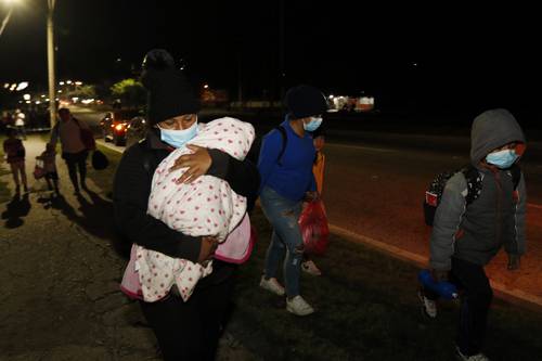 Muchos migrantes de la primera caravana de este año comenzaron a pie su periplo desde San Pedro Sula, Honduras, a Estados Unidos. Se estima que el contingente está integrado por unas 500 personas, entre ellas familias con niños.