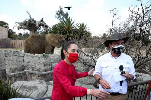 Con Ely al fondo, que fue rescatada de un circo, la jefa de Gobierno y el director de Zoológicos de la capital.