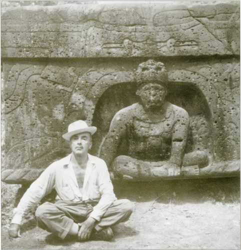  Carlos Pellicer en La Venta, 1951 Foto del libro Iconografía