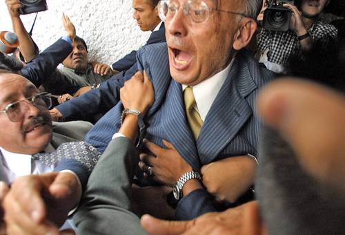 El 9 julio de 2002 salió entre empujones y gritos de “asesino” tras su comparecencia en la recién creada Fiscalía Especial para Movimientos Sociales y Políticos del Pasado.