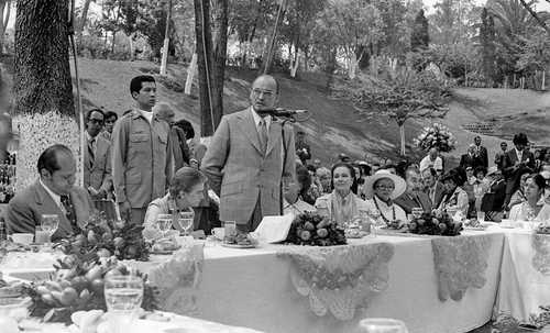 Echeverría es el ex jefe de Estado más longevo de la historia del país. En la imagen, en un acto con El Indio Fernández y otras personalidades del medio artístico de la época.