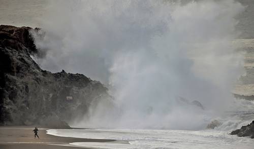 Grandes olas chocaron contra la costa en Wrights Beach, al norte de Bodega Bay, California, el sábado, luego de la erupción del Hunga Tonga- Hunga Ha’apai, en la isla Tonga.