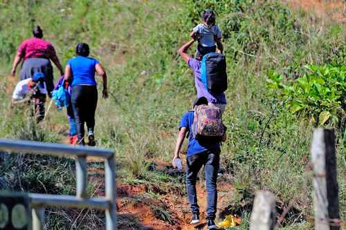 La caravana de cientos de migrantes que partieron antier de San Pedro Sula, norte de Honduras, con intenciones de llegar a Estados Unidos, se disipó al ingresar a Guatemala por los controles que impusieron las autoridades. Con pocas pertenencias en bolsas y mochilas, unas 500 personas llegaron a la fronteriza ciudad de Corinto (en la imagen). A los hondureños se sumaron nicaragüenses, haitianos, venezolanos y africanos. La imagen es del sábado.