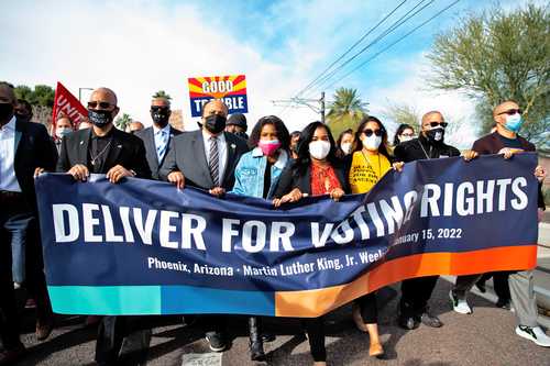 De izquierda a derecha: Warran H Stewart, Martin Luther King III, Yolanda Renee King, Arndrea Waters King y Chanel Poe, con un cartel de Deliver For Voting Rights. Mientras EU se prepara para conmemorar el cumpleaños del reverendo Martin Luther King Jr, algunos miembros de su familia estuvieron en Arizona el fin de semana para alentar marchas de apoyo a una legislación federal sobre el derecho al voto.