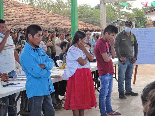 Por asesinar a su pareja, Roberto N (de playera roja) fue presentado el sábado en la asamblea regional en la comunidad de El Paraíso, municipio de Ayutla de los Libres, Guerrero, para ser juzgado por la Coordinadora Regional de Autoridades Comunitarias-Policía Comunitaria, que se manifestó por poner alto a los feminicidios en la región.