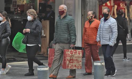 La Secretaría de Gestión Integral de Riesgos y Protección Civil de la Ciudad de México activó la alerta naranja por bajas temperaturas y heladas en las primeras horas de este lunes en las alcaldías Cuajimalpa, Milpa Alta y Tlalpan, donde se prevé llegarán hasta un grado centígrado; y amarilla para Álvaro Obregón, Magdalena Contreras, Tláhuac y Xochimilco, donde el termómetro descenderá a 4 grados. El Servicio Meteorológico Nacional informó que para hoy se pronostican chubascos en la ciudad.