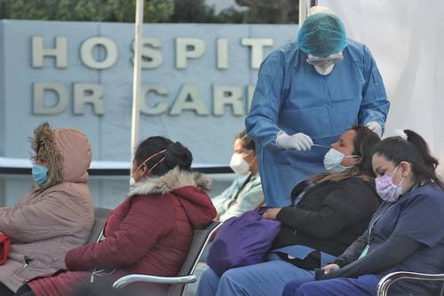 Toma de muestras para detectar contagios de covid a personas que acudieron al hospital Carlos McGregor del IMSS.