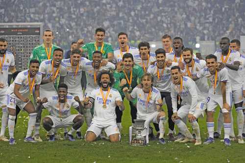 Con goles de Luka Modric y Karim Benzema (de penal), el Real Madrid venció 2-0 y destronó al Athletic de Bilbao para lograr por doceava ocasión la Supercopa de España, disputada en el estadio King Fahd International de Riad. Los merengues sufrieron la expulsión de Eder Militao (87’), que les costó la pena máxima, con gran desvío con el pie del portero Thibaut Courtois.