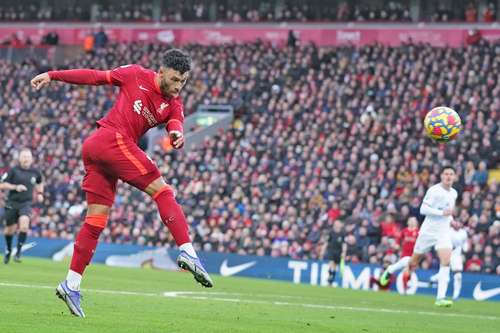 Alex Oxlade-Chamberlain, autor del segundo de tres tantos de Liverpool contra el Brentford, ayer en la Liga Premier.