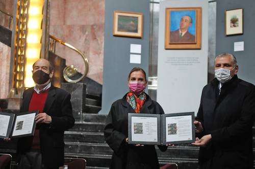  Carlos Pellicer López, Beatriz Gutiérrez y Adán Augusto López muestran el sello postal dedicado al autor tabasqueño. Foto Cristina Rodríguez