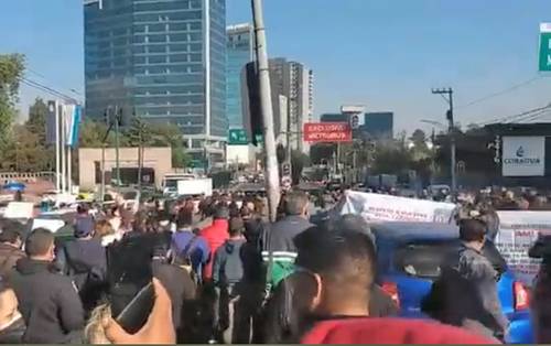 Caos vial durante la mañana en las inmediaciones de las oficinas centrales de la comisión en la Ciudad de México.