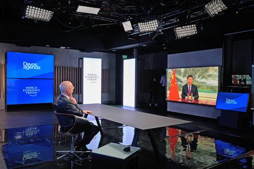 Klaus Schwab, fundador y presidente ejecutivo del Foro Económico Mundial, atiende el discurso del presidente de China, Xi Jinping, en la apertura de las sesiones virtuales de la Agenda de Davos.