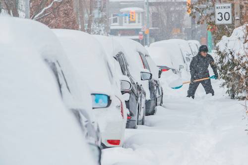 Autos bajo la nieve en Toronto, Canadá, donde cayeron 60 centímetros de nieve.