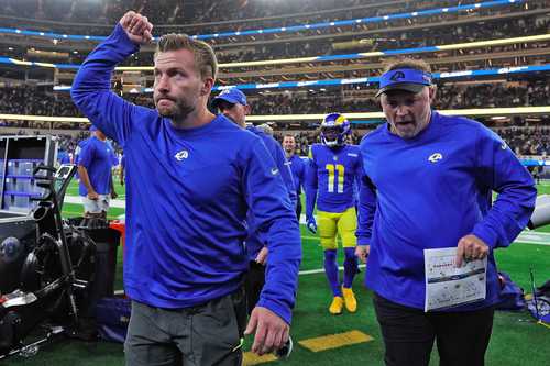 Sean McVay, entrenador en jefe del equipo angelino, sale del campo después de ganar el último juego de comodines de la NFC, en el SoFi Stadium, y ahora deberá preparar su visita a Tampa Bay.