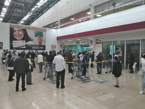 En el Banco del Bienestar ubi-cado dentro de la tienda Super Issste de la colonia Narvarte se observaron largas filas para hacer retiros.