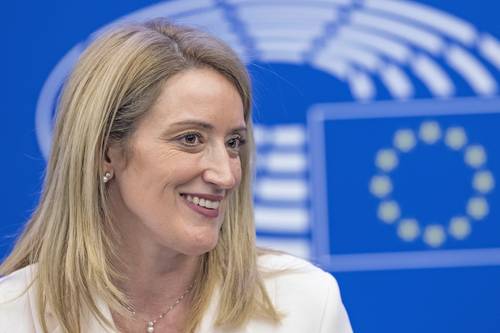 La legisladora conservadora maltesa Roberta Metsola fue elegida ayer presidenta del Parlamento Europeo, en una disputa en que derrotó a dos aspirantes mujeres. Metsola sucederá en el cargo al italiano David Sassoli, quien falleció el pasado día 11 y cuyo mandato finalizaba esta semana. Madre de cuatro hijos, esta política también se ha ganado críticas por su convicción antiaborto, opinión muy extendida en Malta, donde la interrupción del embarazo es ilegal. Consciente de las reservas que ha planteado sobre este tema, Metsola declaró su deber en el cargo “será representar la posición del Parlamento”, incluso sobre derechos sexuales y reproductivos.