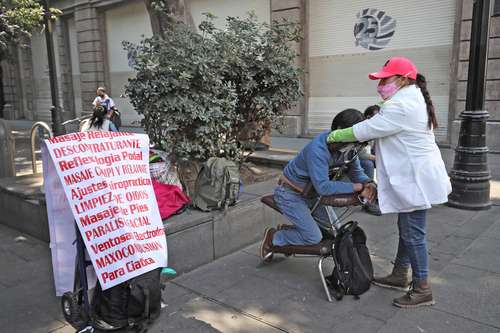 La calle Gante, en el Centro Histórico, se convirtió en punto de encuentro obligado de capitalinos que buscan alivio a su estrés cotidiano o un masaje de relajación.