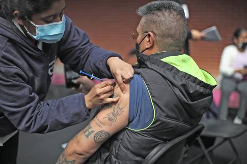 En la Sala de Armas de la Ciudad Deportiva Magdalena Mixiuhca comenzó ayer la aplicación de la vacuna de refuerzo a la población de 50 a 59 años de edad.