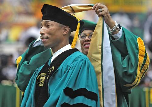 La Universidad Estatal de Norfolk otorgó al cantante y productor musical Pharrell Williams,un doctorado honorario, después de que pronunció el discurso de graduación, el pasado 11 de diciembre de 2021.