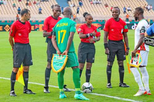 La Copa Africana de Naciones vivió un momento histórico cuando Salima Mukansanga, de 35 años, se convirtió ayer en la primera mujer en fungir como árbitro central en un partido de dicho certamen. La ruandesa no tuvo problemas para conducir el choque donde Zimbabue venció 2-1 a Guinea, en duelo correspondiente a la jornada 3 del Grupo B. El 10 de enero Salima ya había marcado un hito al ser la primera fémina en integrar una cuarteta arbitral del torneo africano.