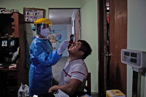  Toma de muestra a un paciente en su domicilio en la periferia oriental de Lima. Foto Afp