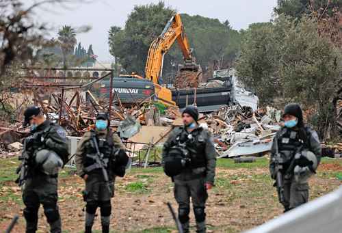 La policía israelí demolió ayer una vivienda palestina en el barrio Sheij Jarrá, convertido en símbolo de la lucha contra la colonización en Jerusalén Este y escenario de fuertes tensiones desde hace meses. Los agentes acudieron de madrugada al domicilio de esta familia amenazada con la expulsión desde 2017 y objeto de una campaña de respaldo en los territorios palestinos y en el extranjero, y sacaron a las personas que se encontraban allí, según un video publicado por las autoridades, que llevaron a cabo 18 arrestos durante la operación.