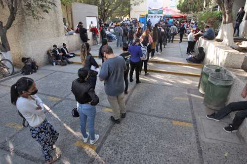 Habitantes del municipio de Zapopan, Jalisco, hacen largas filas para la prueba de covid-19 en la unidad de medicina familiar Doctor Francisco García Ruiz del Instituto Mexicano del Seguro Social.