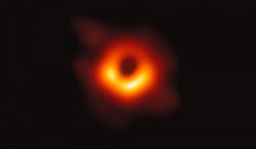 El número de agujeros negros en el universo observable (una esfera de un diámetro de alrededor de 90 mil millones de años luz) es de unos 40 trillones, es decir, 40 seguido de 18 ceros, informó la agencia Europa Press. La cifra se obtiene de un nuevo enfoque computacional presentado en The Astrophysical Journal. Aquí, la primera imagen de un hoyo negro creada a partir de observaciones del centro de la galaxia M87 realizadas por medio del telescopio Horizonte de Eventos.