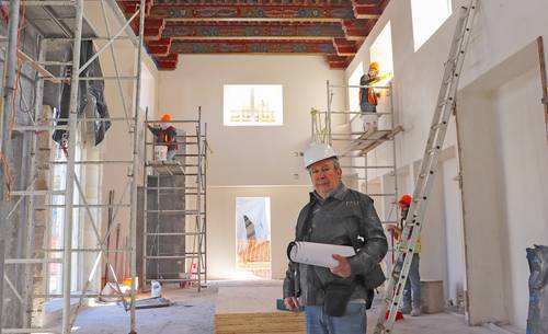 Mauricio Fernández inspecciona los avances de la reconstrucción de La Milarca, su mansión original, que a su vez es desmantelada para recuperar piezas que datan de los siglos XIII y XIV e integrarlas al nuevo museo.