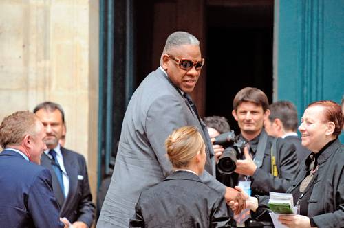 En imagen de 2008, Talley destaca entre la prensa a su llegada a una iglesia.