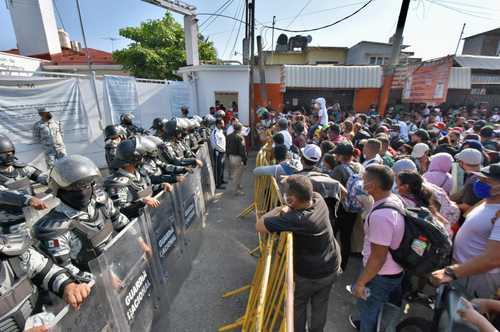 Originarios de América Central, el Caribe y Venezuela, entre ellos varios niños, marcharon hacia instalaciones del INM, que fueron resguardadas por la Guardia Nacional.